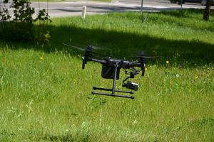 dron na trawniku