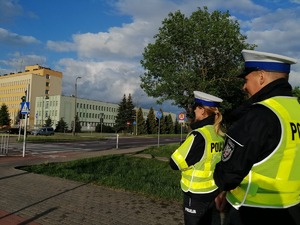 Policjanci ruchu drogowego przy przejściu