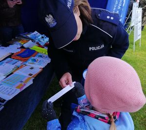 Policjantka rozmawia z dzieckiem