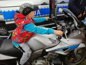 Chłopczyk na motocyklu policyjnym