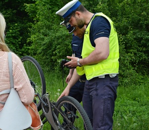 Policjanci WRD sprawdzają rower