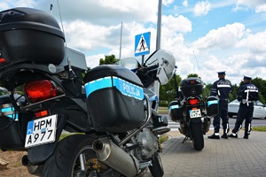 Policyjni motocykliści przy przejściu dla pieszych