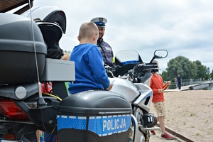 Dzieci na motocyklu policyjnym