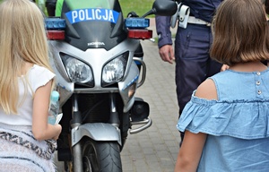 Dzieci przy motocyklu policyjnym