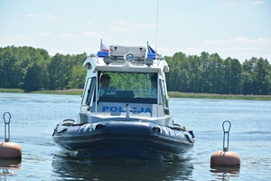 łódź policyjna na jeziorze