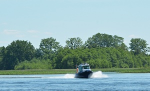 łódź policyjna na jeziorze