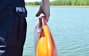 Policjant trzyma w ręku pływak