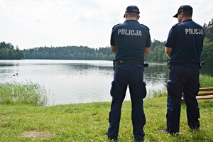Policjanci patrzą na jezioro