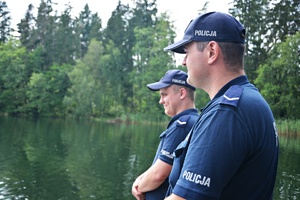 Policjanci patrzą na jezioro