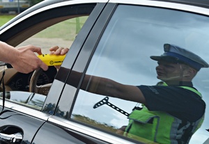 Policjant sprawdza trzeźwość kierowcy