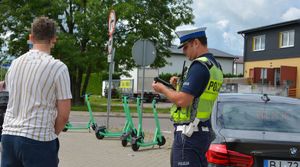 Policjant w tle hulajnogi