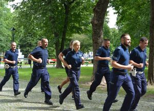 Policjanci biegną w parku