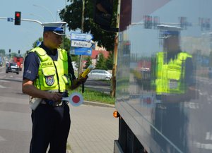 Policjant podczas kontroli drogowej