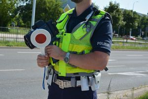 Policjant z miernikiem prędkości