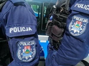 fragmenty mundurów policjantów