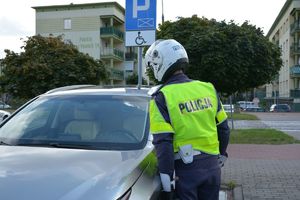 Policjant kontroluje uprawnienie do parkowania
