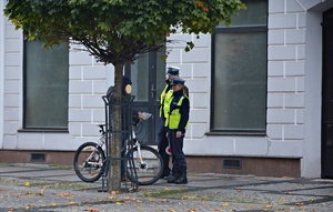 Policjanci ujawniają wykroczenie rowerzysty