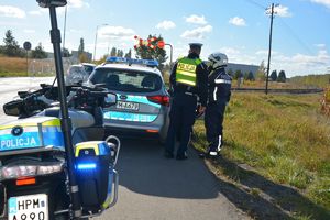 Policjanci radiowóz i motocykl