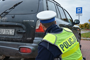 Policjanci sprawdzają światła w kontrolowanym samochodzie