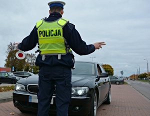 Policjanci sprawdzają światła w kontrolowanym samochodzie