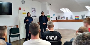 Policjantki prowadzą prelekcję w areszcie