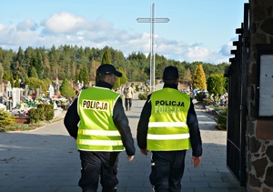 Patrol policjantów na cmentarzu