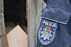Policjanci sprawdzają miejsca, gdzie mogą przebywać osoby narażone na wychłodzenie