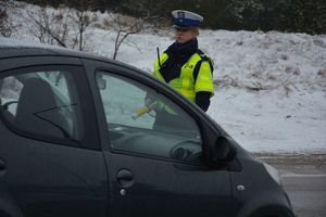 Policjantka sprawdza trzeźwość kierowcy