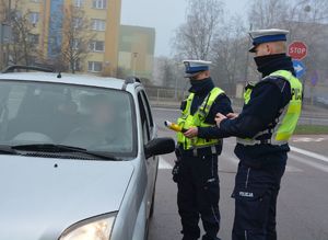 Policjanci sprawdzają trzeźwość kierowcy