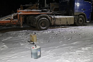 2 baniaki stoją na śniegu niedaleko ciężarówki