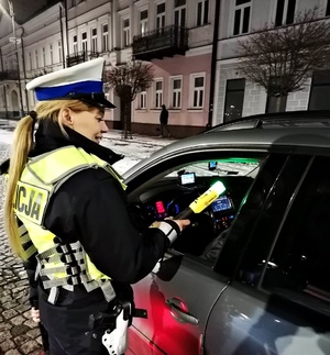 Policjantka bada stan trzeźwości kierowcy