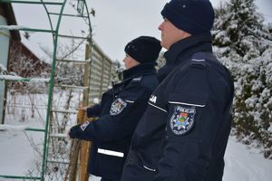 Patrol policji sprawdzają ogródki działkowe