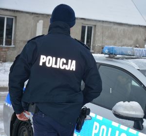 Policjant przy radiowozie