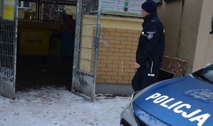 Policjant sprawdza wiaty śmietnikowe