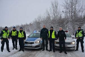 Policjanci polscy i litewscy w tle radiowozy