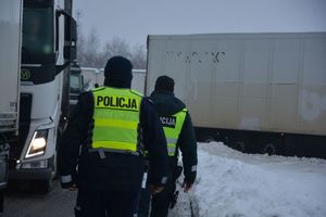 Policjanci polscy i litewscy i samochody ciężarowe