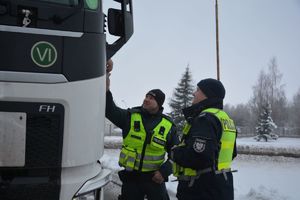 Policjanci polscy i litewscy podczas kontroli drogowej