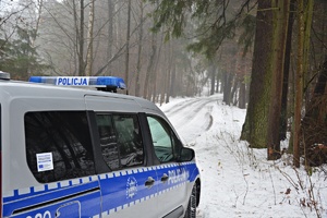 Radiowóz w zaśnieżonym lesie