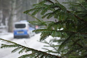 Radiowóz w zaśnieżonym lesie