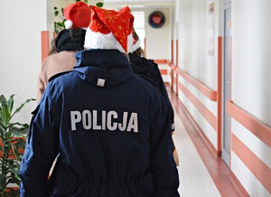 Policjantki z paczkami w szpitalu