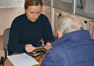 Dzielnicowa przekazuje seniorowi zagubiony portfel