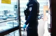 widok na drzwi i policjanta w mundurze