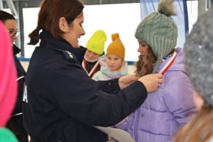 Feryjne spotkanie policyjnych profilaktyków na lodowisku z dziećmi