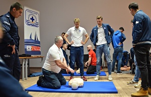 Szkolenie zawodników Ślepsk Malow Suwałki z zasad pierwszej pomocy
