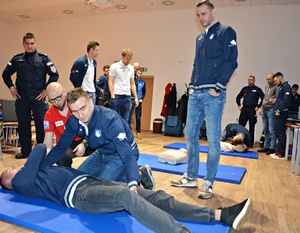 Szkolenie zawodników Ślepsk Malow Suwałki z zasad pierwszej pomocy