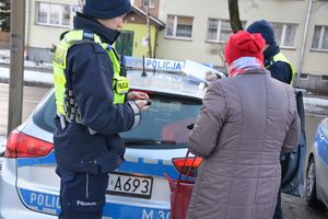 Policjanci radiowóz i kobieta