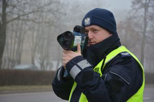 Policjant mierzy prędkość