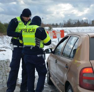 Policjanci kontrolują pojazd