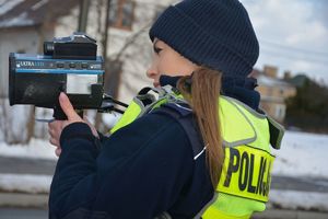 Policjanta mierzy prędkość