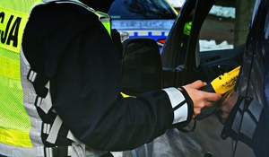 Policjant bada trzeźwość kierowcy